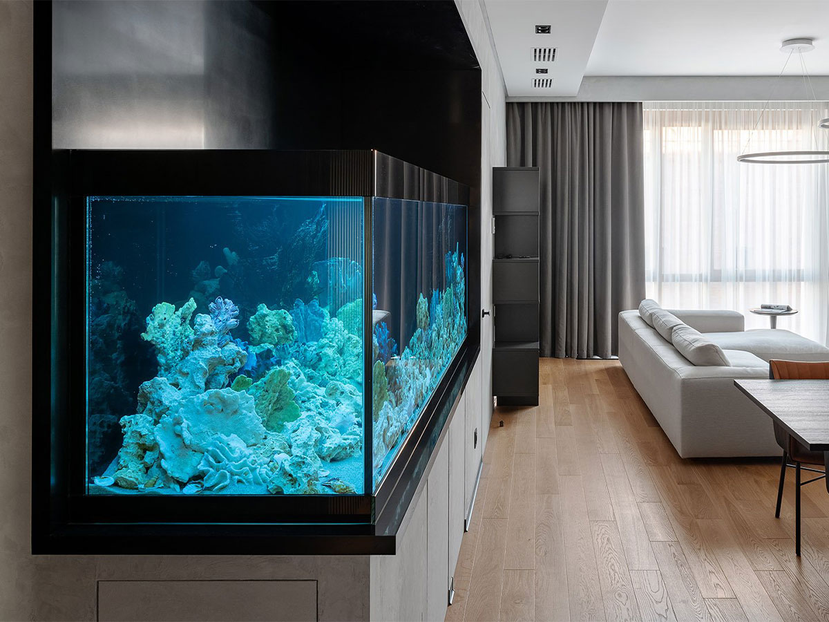 большие аквариумы в интерьере квартиры